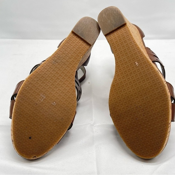 TAHARI Brown Leather Cutout Sandal Wedge Size 9M - Picture 9 of 9